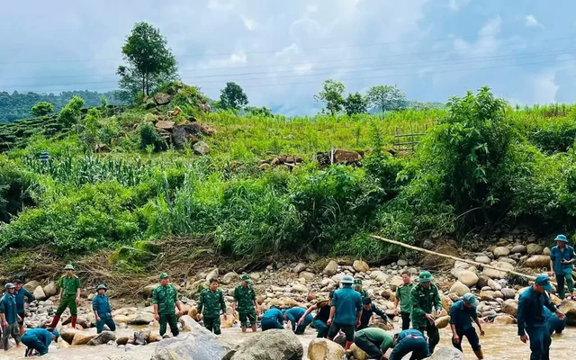 Hàng trăm người xuyên đêm tìm nạn nhân bị lũ cuốn ở Lai Châu