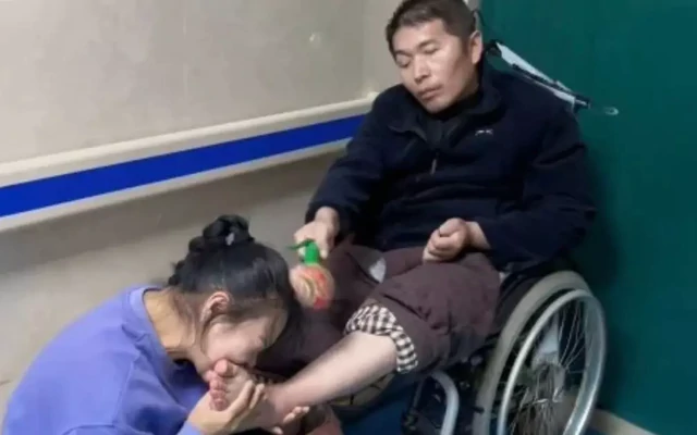 Kiên trì cắn ngón chân chồng suốt 5 năm, người vợ nhận lại điều thần kỳ