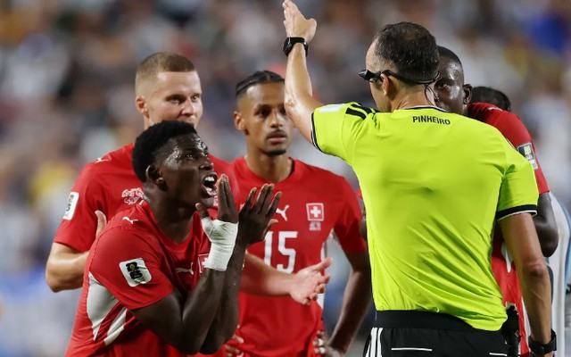 Argentina đã gặp may vì "tấm thẻ đỏ ngớ ngẩn nhất lịch sử World Cup"?