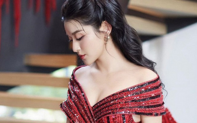 Á hậu được báo Trung khen ngợi là "quốc bảo mỹ nữ", lọt Top 100 đề cử Gương mặt đẹp nhất thế giới cùng Jisoo
