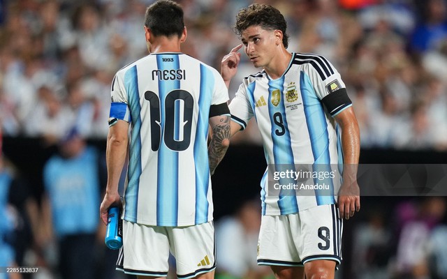 Phóng viên nhắc tên đàn em vừa ghi bàn, Messi lập tức nói: "Không!"