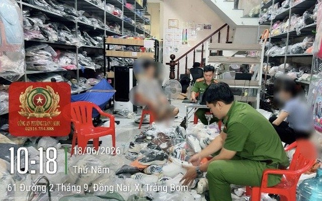 Công an liên tiếp kiểm tra nhiều cơ sở kinh doanh giày dép, tạp hóa