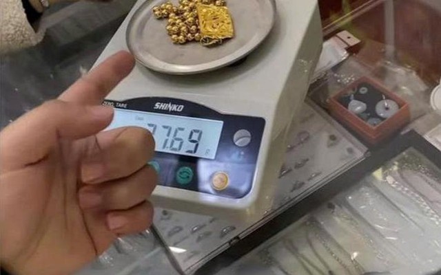 Khách mang 77g vàng đi bán, phát hiện chủ tiệm vàng cân lại chỉ được 62g liền báo cảnh sát: Cửa hàng bị phạt hơn 85 triệu đồng