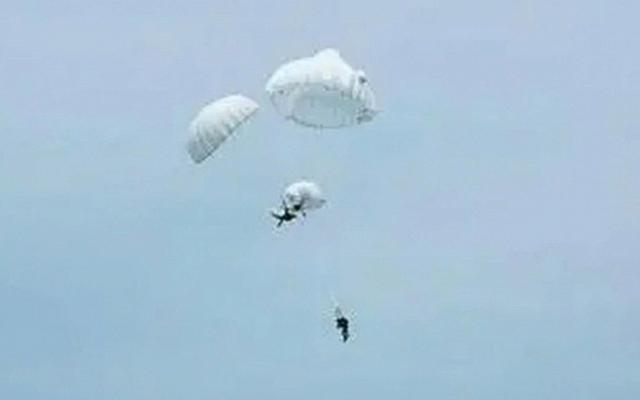 Khoảnh khắc sinh tử trên không: Dù quấn chặt ở độ cao 800 m, người lính vẫn cứu được đồng đội bất tỉnh bằng quyết định trong vài giây