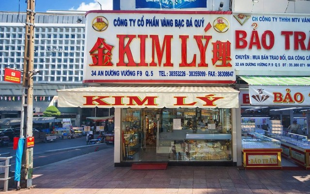 Vụ chủ tiệm vàng Kim Lý nổi tiếng hàng đầu Tp. HCM bị khởi tố: Hé lộ thủ đoạn giao nhận bằng “mật mã” đặc biệt và cách giấu kim cương qua cửa kiểm tra
