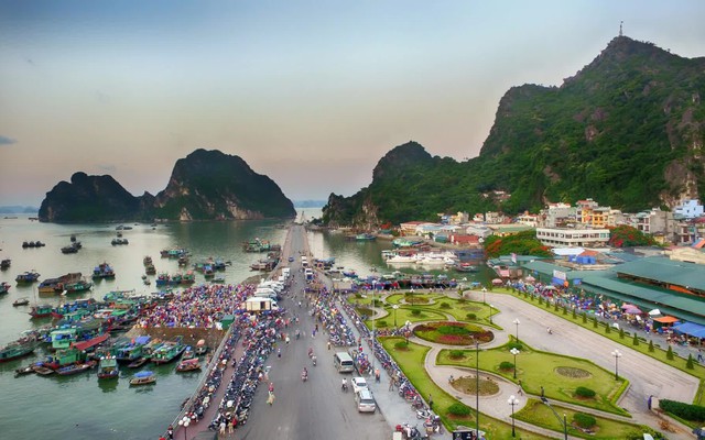 Cảnh tượng "30 năm mới có" ở vịnh Hạ Long xuất hiện trở lại: Ai được đi, giá vé thế nào?