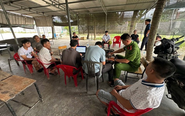 Công an điều tra giao dịch chuyển khoản 1,8 triệu đồng tại một quán tạp hoá lúc 6h sáng