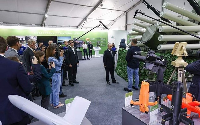 Ông Putin thị sát mô hình tổ hợp Pantsir-S