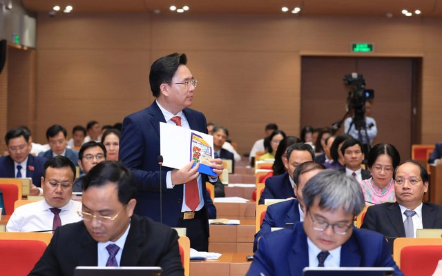 Đại biểu mang vỏ thuốc bảo vệ thực vật đến hội trường chất vấn rau phun thuốc