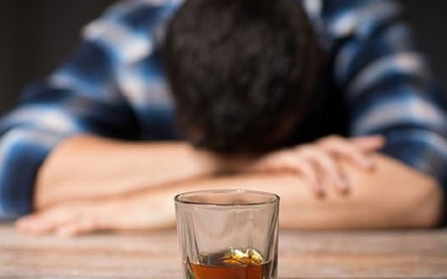 Tưởng cơ thể đang “thải độc” sau say rượu, người đàn ông Hà Nội phải nhập viện khẩn vì mất máu