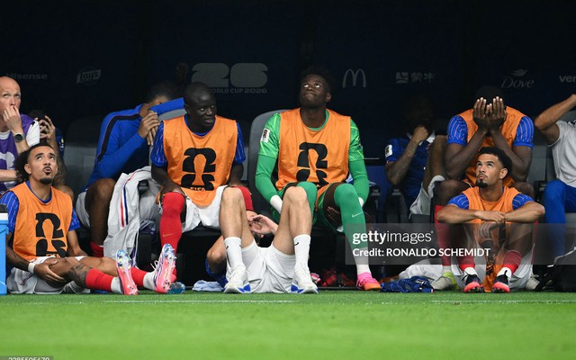 Henry, Mourinho cùng lên tiếng, Deschamps bị chỉ trích vì "lãng quên" Kante