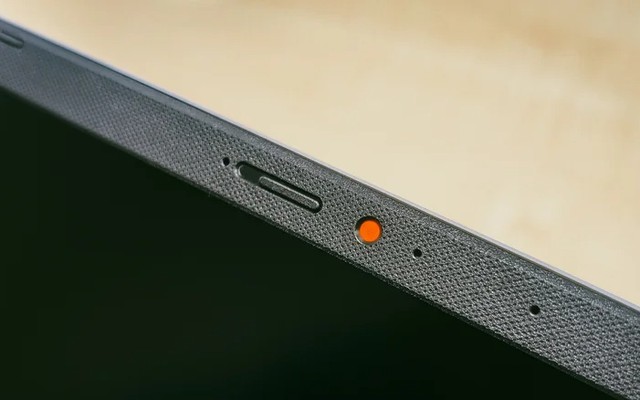 Chấm đỏ bí ẩn trên webcam laptop: Đừng vội hoảng sợ nghĩ mình đang bị theo dõi!