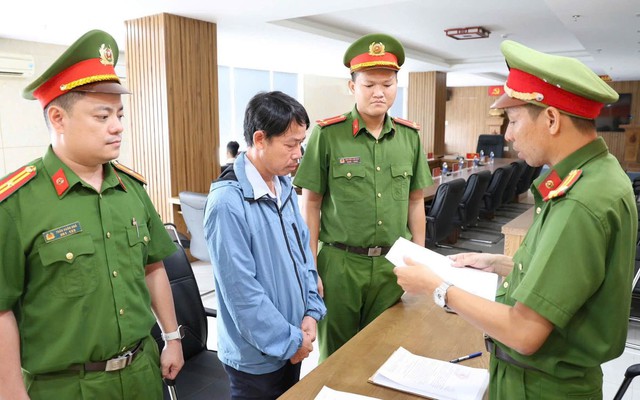 Thi hành lệnh bắt tạm giam cán bộ phòng giáo dục Nguyễn Văn Chương 43 tuổi 