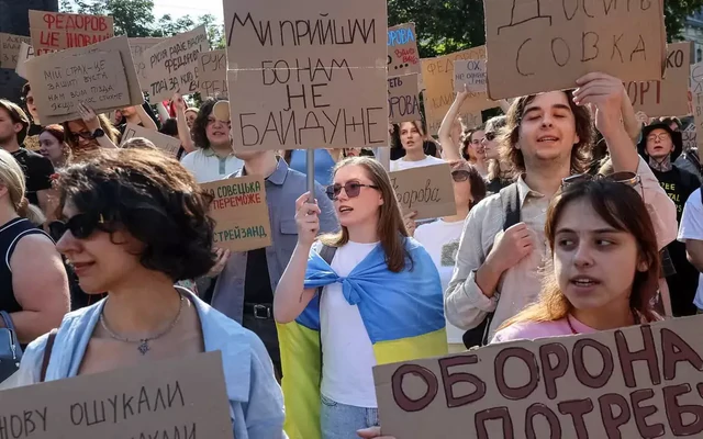 Biểu tình nổ ra ở Ukraine vì bộ trưởng quốc phòng bị miễn nhiệm