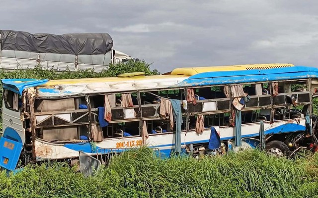 Danh tính các nạn nhân tử vong vụ lật xe khách trên cao tốc ở Hà Nội