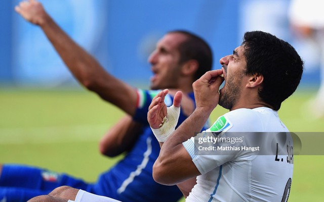 Vụ cắn người rúng động World Cup: FIFA tuyên án cực nặng, siêu sao Nam Mỹ mang tiếng xấu suốt sự nghiệp