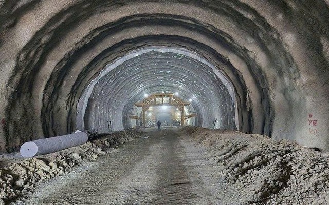 Khối đá lớn rơi xuống, hầm cấp đặc biệt dài 3.200m lóe sáng, 1.000 người Việt Nam vỡ òa vì thành công lớn