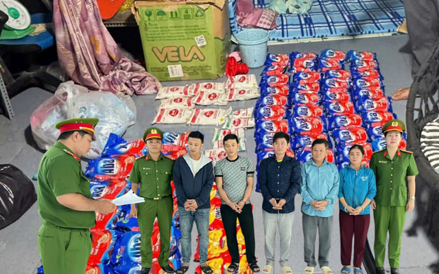 Công an ập vào kiểm tra, khám xét lúc 10 sáng, bắt tạm giam quản lý Phạm Thị Phương SN 1978