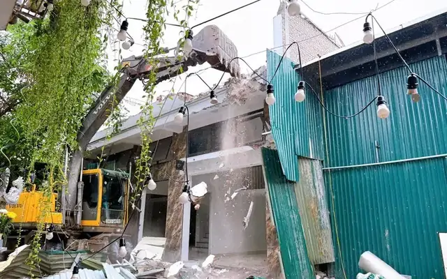 Hà Nội cưỡng chế loạt nhà bịt tôn, xây dựng 'chui'
