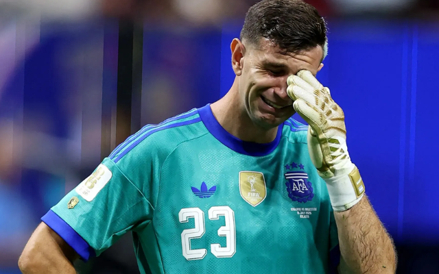 Bí mật phi thường của thủ môn Emiliano Martinez: Gãy ngón tay, không thể tập luyện nhưng vẫn bắt chính cho Argentina suốt World Cup