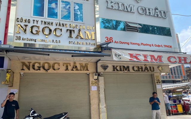 Người TP.HCM toát mồ hôi đi bán kim cương