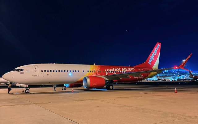 Chiều 1/7, sân bay Tân Sơn Nhất ghi nhận một máy bay khác lạ của Vietjet
