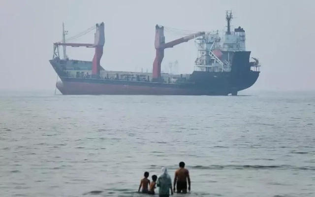 Truyền thông Iran đưa tin tàu container mắc cạn ở eo biển Hormuz