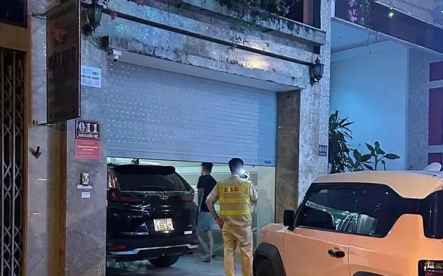 Lái xe ôtô tông trúng hai 2 người trên vỉa hè rồi rời khỏi hiện trường