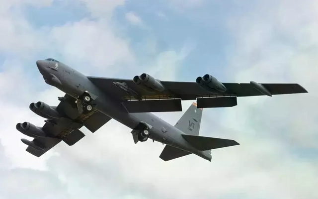 Máy bay ném bom B-52 ồ ạt rời Vương quốc Anh sau khi kết thúc nhiệm vụ ở Iran