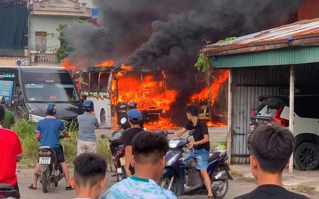 Hai xe khách bốc cháy dữ dội trong bãi đỗ ở Ninh Bình