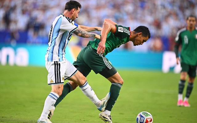 Tranh cãi nảy lửa tại World Cup: Cùng đạp chân đối phương, người khác thẻ đỏ nhưng Messi thì không