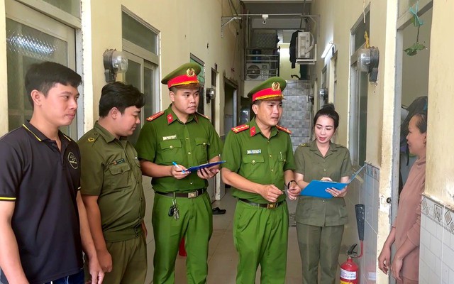 Tất cả người dân chú ý quy định kiểm tra cư trú đột xuất của công an đã chính thức áp dụng