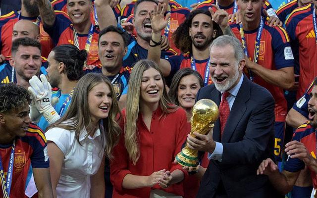 Xinh đẹp bất ngờ: 2 nàng công chúa Tây Ban Nha hút mọi ánh nhìn trong trận chung kết World Cup