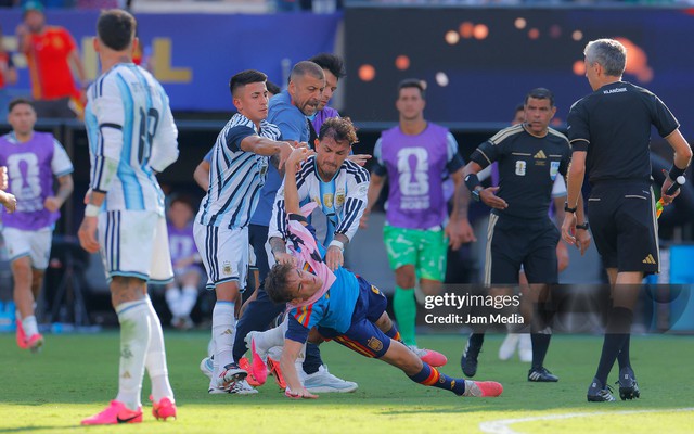 Hé lộ nguồn cơn cầu thủ Argentina đánh cầu thủ Tây Ban Nha, Bellingham bất ngờ được gọi tên