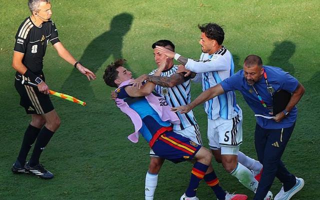 Thủ môn Anh châm chọc sao Argentina: “Tấm thẻ đỏ quá ngớ ngẩn, đáng xấu hổ”