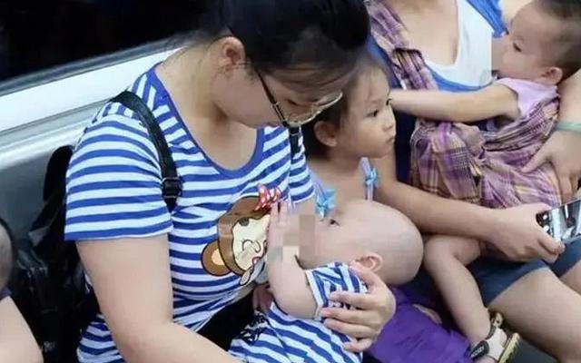 Mẹ bỉm bị chê "vô duyên" vì cho con bú trên tàu, câu đáp trả "bá khí" của 1 bác gái khiến cả toa tàu im lặng