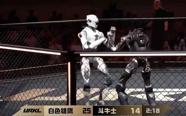 Rợn người màn MMA của robot hình người: Bị đá đứt đầu vẫn lội ngược dòng hạ gục đối thủ, Chân Tử Đan cũng phải giật mình