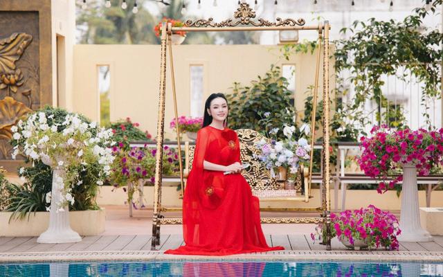 Nữ tiến sĩ hiếm hoi của showbiz Việt ở biệt thự rộng 1.000m² đẹp như resort, sống viên mãn bên chồng Viện trưởng