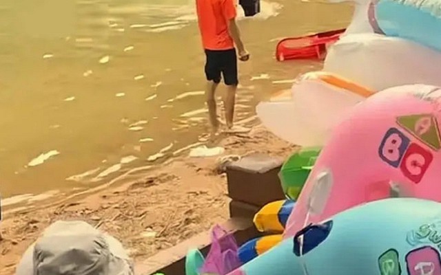 Đi thuyền hơi cùng bố, bé trai 19 tháng bị nước suối cuốn trôi tử vong thương tâm