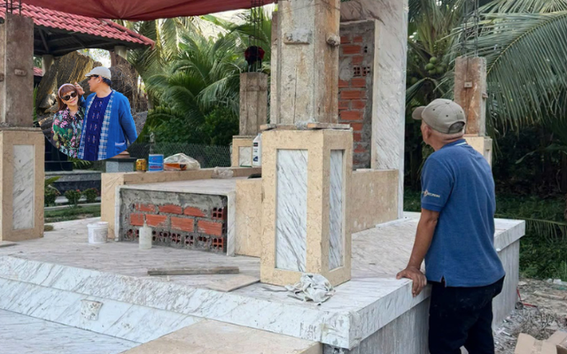 Xót xa nam NSND đình đám lặng lẽ xây mộ cho vợ vừa qua đời: "Anh lại xây ngôi nhà mới cho em"
