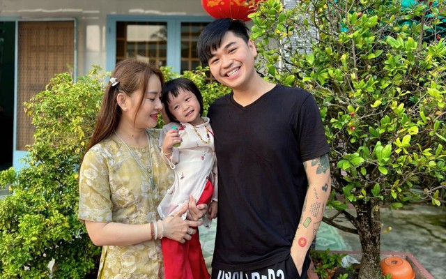 Nam ca sĩ SN 1992 bị chế giễu vì lấy vợ hơn 8 tuổi có 2 con riêng: "Thôi thì cười thật to"