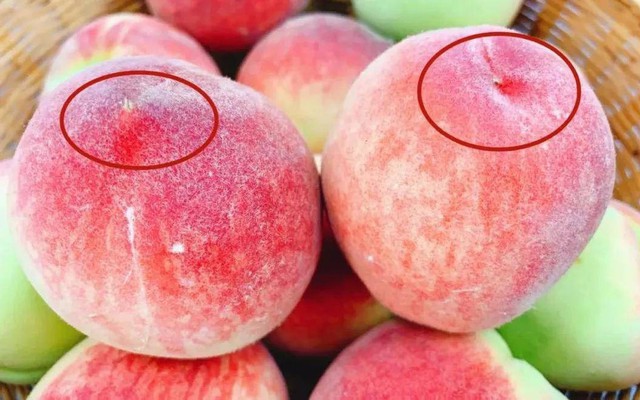 Khi mua đào, chọn "đầu tròn" hay "đầu nhọn"? Lão nông giàu kinh nghiệm nói: "Chưa đủ, phải biết thêm 4 đặc điểm nữa"