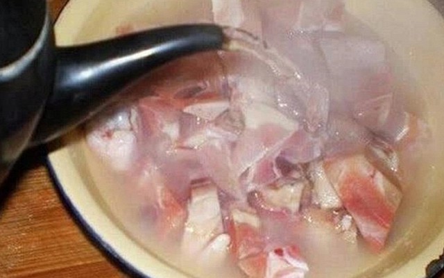 Có nên rã đông thịt bằng nước nóng không?