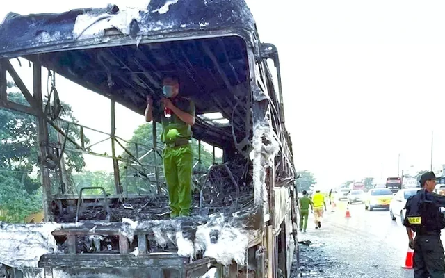 Vụ cháy xe khách ở Đồng Nai: Nạn nhân nói không tìm thấy búa phá kính