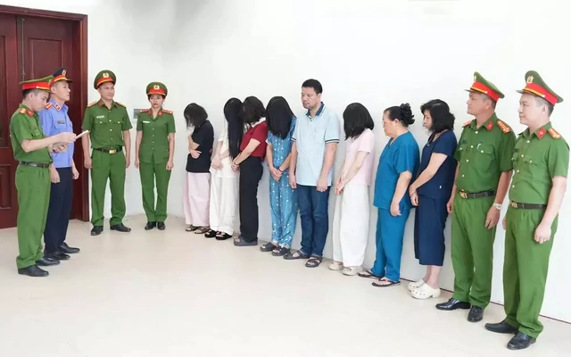 Bóc trần chiêu trò 'vẽ bệnh' tại phòng khám đa khoa y học Nghệ An, khởi tố 10 bị can