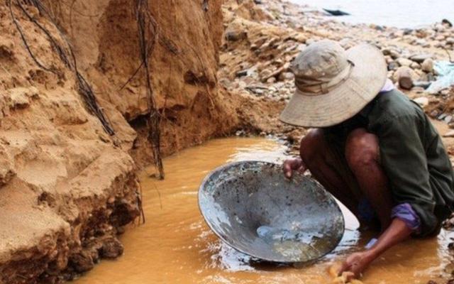 Phát hiện người đàn ông đi làm hầm mỏ bỗng xây nhà to, trả hết nợ, còn chia hết tiền cho gần 20 người thân