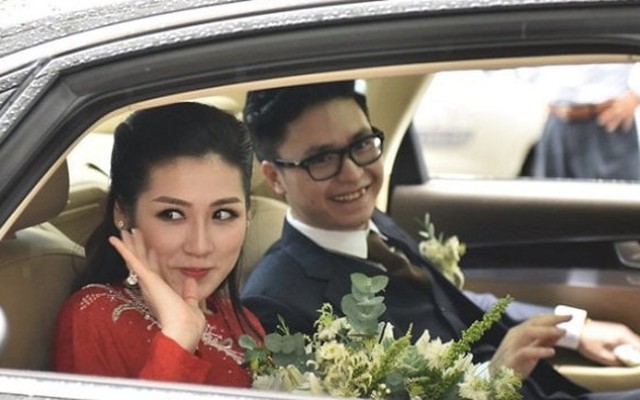 Mỹ nhân showbiz nở nụ cười trên xe Audi, theo chồng thiếu gia về dinh: Cuộc sống trong biệt thự 250 tỷ gây choáng