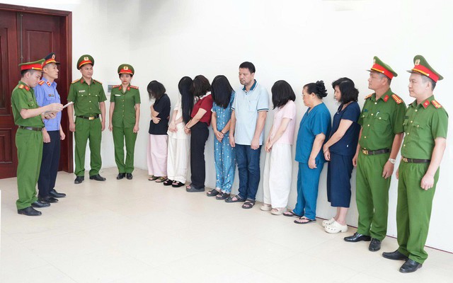 Khám xét khẩn cấp Phòng khám đa khoa Y học Nghệ An, 10 người tra tay vào còng