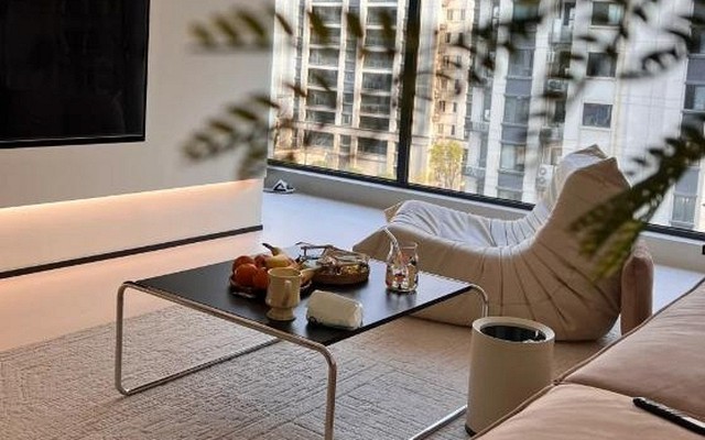Vì sao ngày càng nhiều gia đình không còn dùng bàn trà mặt kính? 2 lựa chọn cho phòng khách đang dần trở thành xu hướng mới