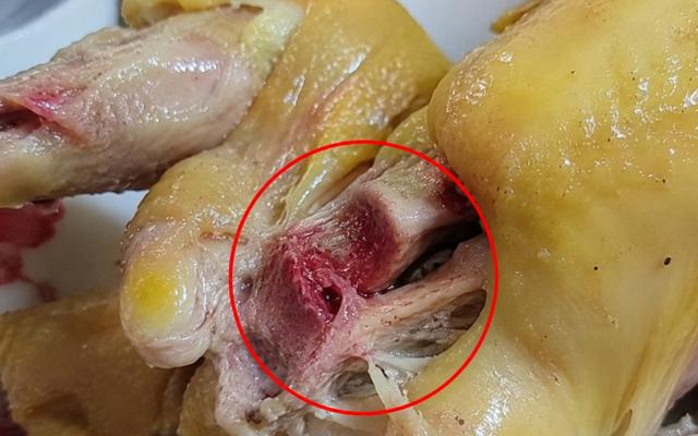 Vì sao thịt gà luộc chín vẫn đỏ xương?